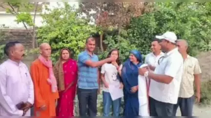 मझौलिया: गुजरवलिया की रागिनी कुमारी ने नीट परीक्षा में लहराया परचम, समाजसेवी सुजीत रमन ने किया सम्मानित