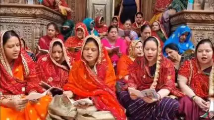 मथुरा: वृन्दावन में कॉरिडोर के विरोध में महिलाओं ने किया राधा कृपा कटाक्ष पाठ
