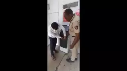नागपूर ग्रामीण: बापरे एटीएम च्या पैसे निकाशी जागेवर लोखंडी पट्टी, विडिओ वायरल ... वाडी टी पॉइंट  येथील एटीएम मधील घटना