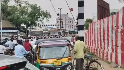 మహబూబ్ నగర్ అర్బన్: టీటీగుట్ట ప్రాంతంలోని రైల్వే గేటు వద్ద వాహనదారుల ఇక్కట్లు, బైపాస్‌ త్వరగా పూర్తి చేయాలని విజ్ఞప్తి #localissue