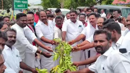 சங்கராபுரம்: ராவுத்தநல்லூர் பகுதியில் நமக்கு நாமே திட்டத்தின் கீழ் நிழற்குடை அமைப்பதற்கான பூமி பூஜை விழாவில் சட்டமன்ற உறுப்பினர் வசந்தம் கார்த்திகேயன் பங்கேற்பு