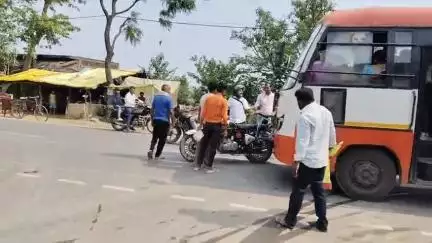 महाराजगंज: रामपुर बलडीहा मोड़ पर बस और बाइक की टक्कर, बाइक सवार बाल-बाल बचा