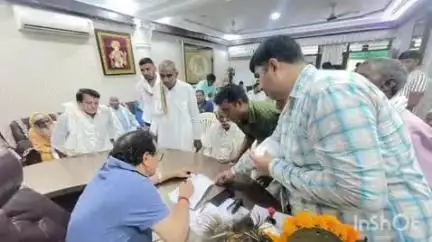 आगरा: केंद्रीय राज्य मंत्री ने साकेत स्थित आवास पर जनता दरबार लगाकर सुनी लोगों की समस्याएं, अधिकारियों को दिए निर्देश