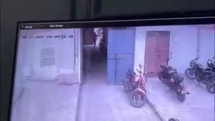 नाथनगर: नाथनगर एचडीएफसी बैंक की पार्किंग से मोटरसाइकिल चोरी, चोर की करतूत सीसीटीवी में हुई कैद #CCTV