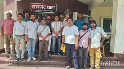 शिकारीपाड़ा: पत्रकार के खिलाफ झूठे रंगदारी और मारपीट का आवेदन के मामले में पत्रकारों ने रामगढ़ थाना में प्रभारी से मुलाक़ात की