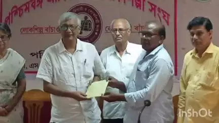 গঙ্গারামপুর: গঙ্গারামপুরে বামেদের আদিবাসী ও লোকশিল্পী সংঘের সভায় গণশক্তি তহবিলে ৫ হাজার টাকার অনুদান