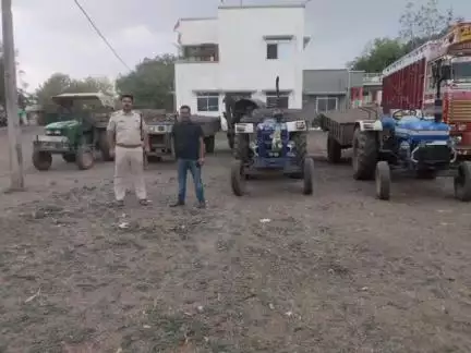 बदरवास: सढ़घाट में तहसीलदार व टीआई ने अवैध खनन करते चार ट्रैक्टर-ट्रॉली पकड़े, तीन ड्राइवर भागे