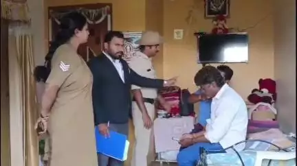 ದೇವನಹಳ್ಳಿ: ಮೈಕ್ರೋ ಪೈನಾನ್ಸ್ ಕಿರುಕುಳ ವಿಜಯಪುರದಲ್ಲಿ ಬೀದಿಗೆ ಬಿದ್ದ ಕುಟುಂಬ, ಕುಟುಂಬಸ್ಥರಿಂದ ಆಕ್ರೋಶ