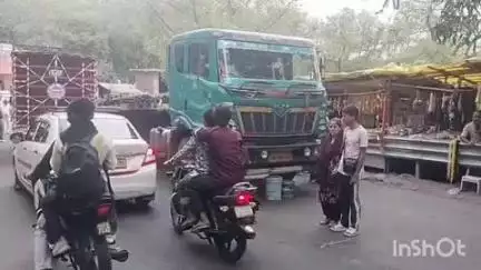 डेरा गोपीपुर: NH 503 पर मां बगलामुखी मंदिर के पास बीते चार दिनों से सरीये से लदा एक भारी ट्रक सड़क पर खराब हुआ