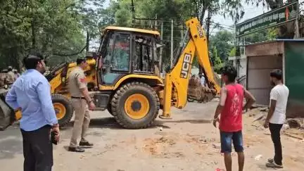 सीतापुर: सीतापुर में अवैध अतिक्रमण पर प्रशासन ने बुलडोजर चलाकर की कार्रवाई, इस अभियान से अवैध कब्जे मुक्त किए गए