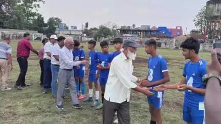 मंडला: महात्मा गांधी स्टेडियम में मंडला और जबलपुर की टीम फुटबॉल मैच में रही विजेता, सोमवार को होंगे दो और मैच