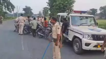 कुमारखंड: कुमारखंड पुलिस ने कुमारखंड पुल के पास चलाया वाहन चेकिंग अभियान