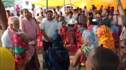 गोपालगंज: गवंदरी गांव पहुंचे सहकारिता मंत्री डॉ. प्रेम कुमार, प्रधानमंत्री के कार्यक्रम में शामिल होने का दिया आमंत्रण