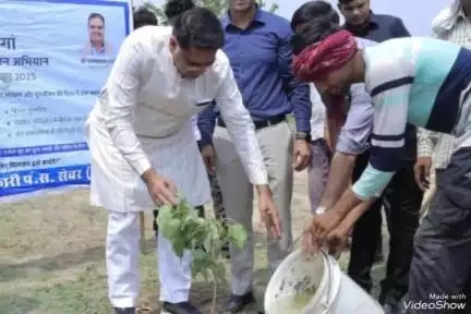 उच्चैन: प्रभारी मंत्री सुरेश रावत ने बांसी खुर्द गांव में तालाब की गहराई का निरीक्षण किया