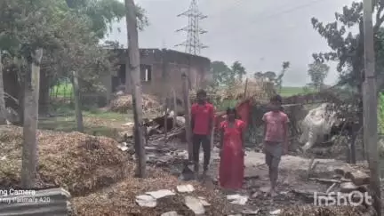 कुर्सेला: महेशपुर गांव में अचानक आग लगने से दो घर जलकर राख, लाखों की संपत्ति का नुकसान