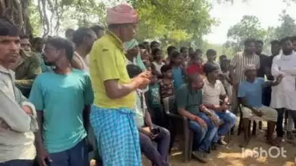 कर्माटांड /विद्यासागर: जामताड़ा: सहजपुर में मनचले युवकों को ग्रामीणों ने घंटों बैठाकर रखा, पंचायत के बाद फटकार और बॉन्ड भरवाकर छोड़ा
