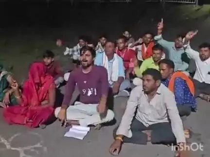 देवास नगर: वनकर्मी द्वारा महिला से अश्लील हरकत, पुलिस ने मामला दर्ज नहीं किया, हरणगांव में धरने पर बैठे लोग, किया चक्काजाम
