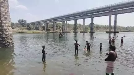 जबलपुर: नर्मदा नदी में नहाने गए छात्रों को मिला अज्ञात शव, पुलिस को दी सूचना
