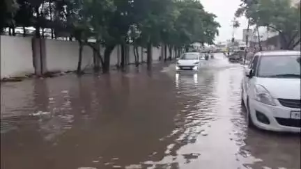 जालना: रस्ता केला परंतु, पाणी जायला जागा नाही; यशोदीप नगर भागात रस्त्यावर पाणी साचल्याने नागरीकांची होतेय गैरसोय
#Jansamasya