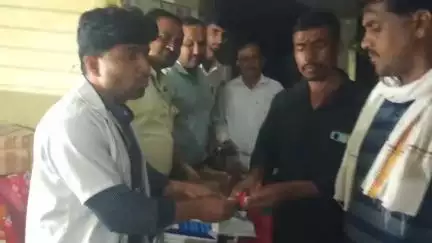 हिंगोली: (दि. १२) संत गजानन महाराज पालखी सोहळा  सेनगाव येथील मुक्कामाच्या ठिकाणी  वारकऱ्यांना आरोग्य सेवा देताना आरोग्य पथक