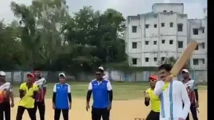 রামপুরহাট ১: রামপুরহাট পৌরসভার ১০নং ওয়ার্ড কাউন্সিলর রশিদা খাতুনের উদ্যোগে এক দিবসীয় নক আউট ক্রিকেট টুর্নামেন্ট অনুষ্ঠিত হল