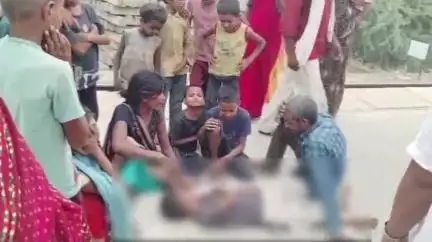 जखनिया: जखनियां रेलवे स्टेशन पर करंट लगने से मासूम की दर्दनाक मौत, प्लेटफॉर्म पर शव रखकर परिजनों ने किया विरोध