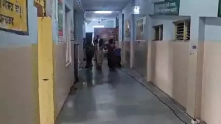 सीतापुर: केरोसिन के सेवन से बिगड़ी 4 वर्षीय मासूम कृष्णा की तबीयत, परिजनों ने CHC सीतापुर में कराया एडमिट