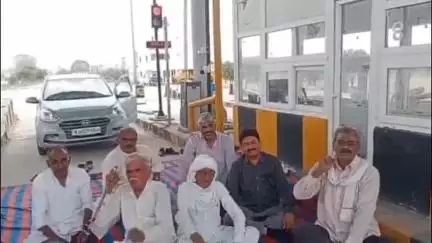तारानगर: भनीण के आसपास के ग्रामीणों ने वाहनों को टोल मुक्त करने की मांग पर छठे दिन किसानों का अनिश्चितकालीन धरना जारी