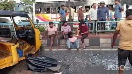 గాజువాక: పంతులు గారి మేడ సమీపంలో వేగంగా వచ్చి డివైడర్‌ను ఢీకొట్టిన ఆటో, డ్రైవర్ అక్కడికక్కడే మృతి
