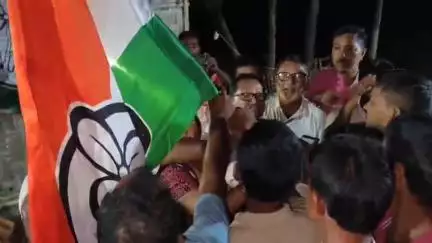 হলদিবাড়ি: উত্তর হলদিবাড়ি অঞ্চলের ১১৭ নং বুথে বিজেপি ও সিপিআইএম ছেড়ে তৃণমূল কংগ্রেসে যোগ দিলেন ১৩টি পরিবার