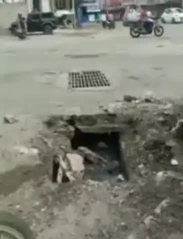 बांसवाड़ा: बांसवाड़ा के गांधी मूर्ति चौराहे पर टूटी नाली दे रही है मौत को निमंत्रण