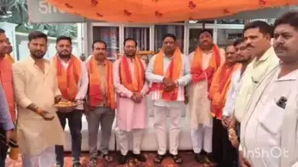 बलरामपुर: रानी तालाब हनुमान मंदिर पर कैंची धाम स्थापना दिवस के अवसर पर भंडारे में शामिल हुए सदर विधायक