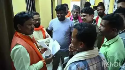दरभा: दरभा सहित विभिन्न गाँव के ग्रामीणों ने सांसद महेश कश्यप से मुलाकात की, क्षेत्र की समस्याओं को लेकर सौंपा ज्ञापन