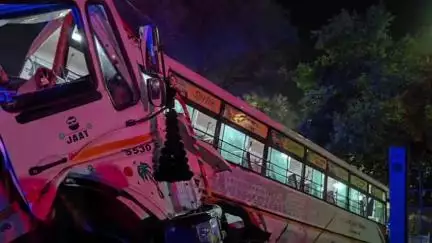 फतेहाबाद: आगरा लखनऊ एक्सप्रेस-वे पर 27वें माइल स्टोन पर लखनऊ से नियुक्ति पत्र लेकर लौट रहे सिपाहियों की बस को ट्रेलर ने मारी टक्कर