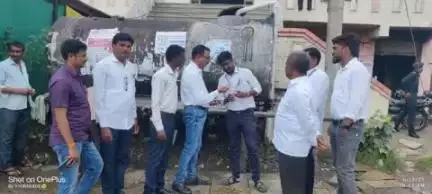 हिंगोली: (दि. 13) संत गजानन महाराज पालखी वारकऱ्यांना आरोग्य सेवा व पिण्याच्या पाण्याची ओटी टेस्ट पाहताना तालुका आरोग्य अधिकारी डॉ गणेश जोगदंड