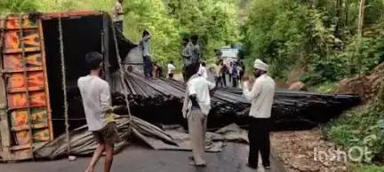 कोरची: ब्रेक फेलमुळे मालवाहू ट्रक बेडगाव घाटात उलटला,३ तास वाहतूक होती ठप्प