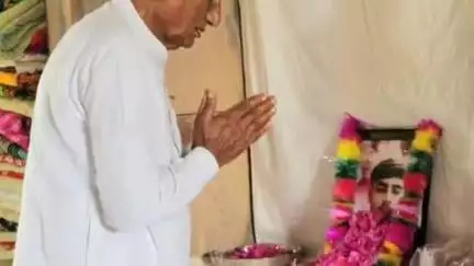 गुड़ामालानी: पूर्व केबिनेट मंत्री हेमाराम चौधरी ने बोर चारणान गांव का दौरा कर शोक सभा में की शिरकत
