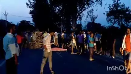 इस्लामनगर अलीगंज: तेज रफ्तार मैजिक वाहन की टक्कर से बाइक सवार की हुई मौत, आक्रोशित लोगों ने पिरहिंडा गांव के पास किया सड़क जाम