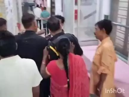 बरेली: कोतवाली थाना क्षेत्र के जिला अस्पताल में मरीज तामीरदारों ने अस्पताल के स्टाफ से की बदसलूकी