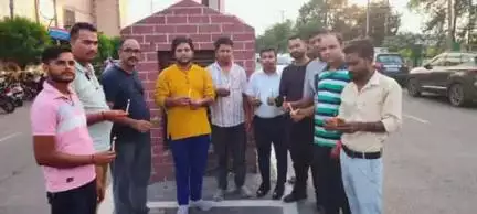 रुद्रपुर: अहमदाबाद विमान हादसे में मारे गए लोगों को सीएनजी टेंपो यूनियन के पदाधिकारियों ने दी श्रद्धांजलि