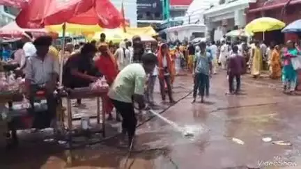 देवघर: गर्मी को देखते हुए बाबा मंदिर में श्रद्धालुओं के लिए पानी का फव्वारा और छिड़काव किया गया