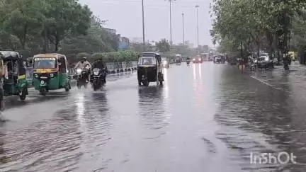 અડાજણ: સુરતમાં ધોધમાર વરસાદ,ઉધના નવસારી રોડ પર પાણી ભરાયા,વાહન ચાલકો સહિત રાહદારીઓને હાલાકી