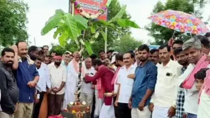 ಕೂಡ್ಲಿಗಿ: ಪಟ್ಟಣದ ಹೊಸಪೇಟೆ ರಸ್ತೆಯ ರಾ.ಹೆ 50ರ ಬಳಿ ಜಗದ್ಗುರು ರೇಣುಕಾಚಾರ್ಯ ವೃತ್ತ ಉದ್ಘಾಟನೆ