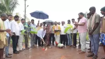 ಕುಂದಗೋಳ: ಗುಡಗೇರಿ ಗ್ರಾಮದಲ್ಲಿ ಸಿಸಿ ರಸ್ತೆ, ಗಟಾರು ನಿರ್ಮಾಣ ಅಭಿವೃದ್ಧಿ ಕಾಮಗಾರಿಗೆ ಶಾಸಕ ಟೆಂಗಿನಕಾಯಿ ಭೂಮಿ ಪೂಜೆ