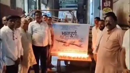 लोणार: शहरातील गणेश सोसायटी येथे अहमदाबाद येथील विमान अपघातात मृत्यू पावलेल्या नागरिकांना काँग्रेसच्या वतीने श्रद्धांजली