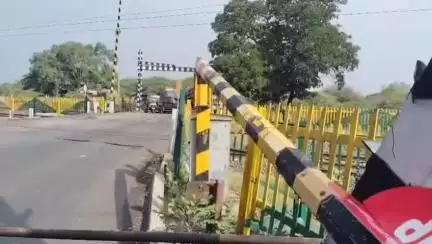 नवापूर: चिंचपाडा येथे रेल्वे गेटला ट्रकची धडक; बराच वेळ महामार्गावरील वाहतूक ठप्प