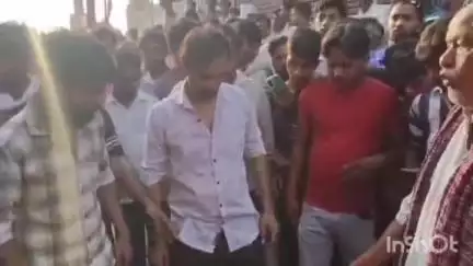 निचलौल: निचलौल कस्बे में प्रेमिका की लाश के साथ फेरों में बैठा प्रेमी
