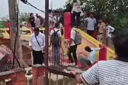 हरिद्वार: हरकीपौड़ी पर पहुंचने के लिए श्रद्धालु बंद पड़े बैराज को फांदते नजर आए, पुलिस रही नदारद