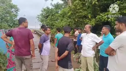 শান্তিরবাজার: লক্ষ্মীছড়া বেহাল বেলি ব্রিজ, ব্রিজ ভেঙে গিয়ে দুর্ঘটনার কবলে পড়ল ট্রাক #jansamasya