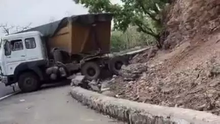 सिलवानी: जमुनिया घाटी पर अनियंत्रित होकर चट्टानों से टकराया ट्राला, बड़ा हादसा टला